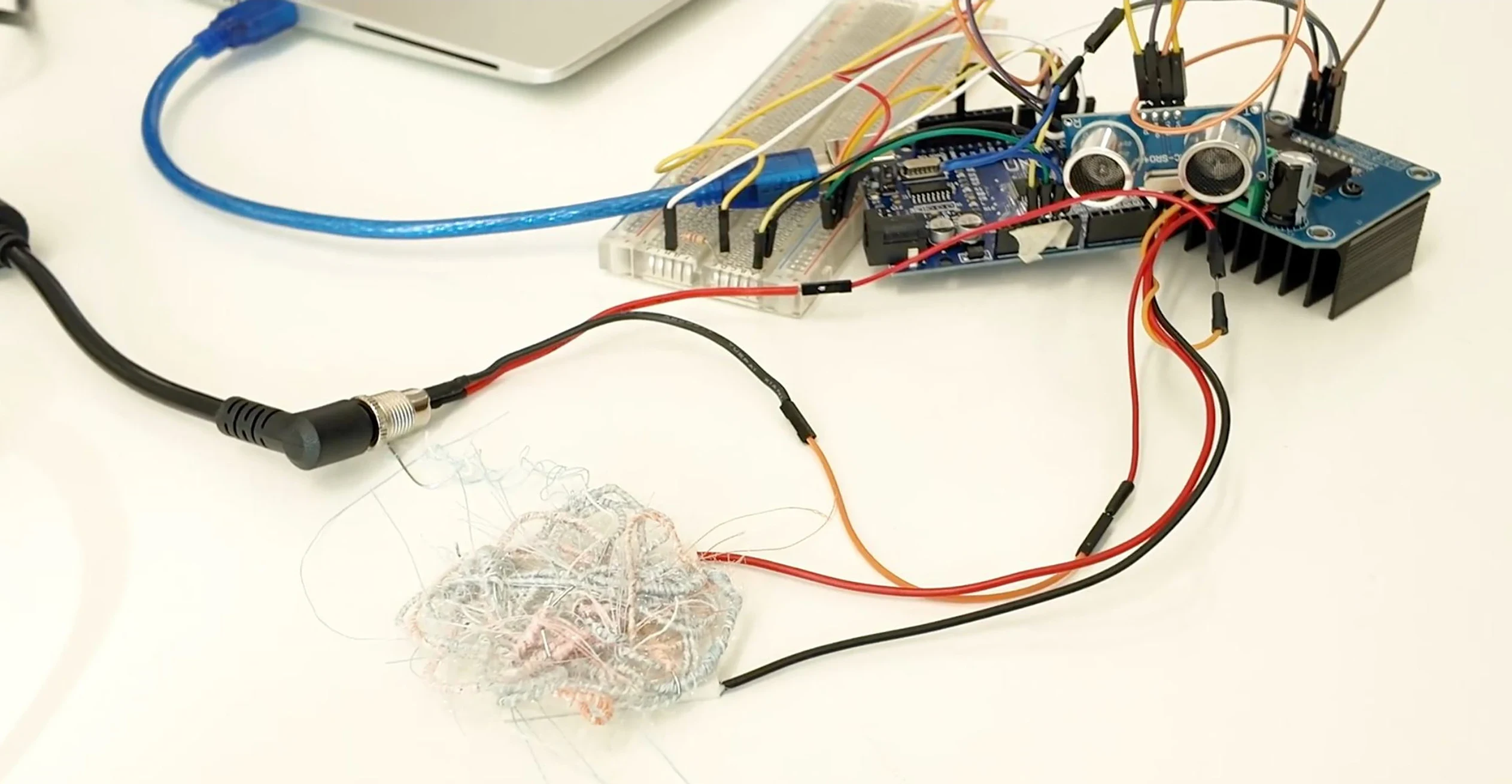 Arduino、超声波传感器、加热模块与热致变色纤维的实体连接